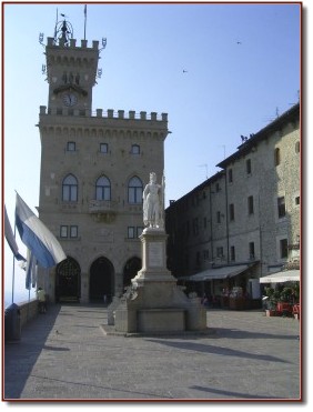 Piazza Liberta mit Palazzo Pubblico